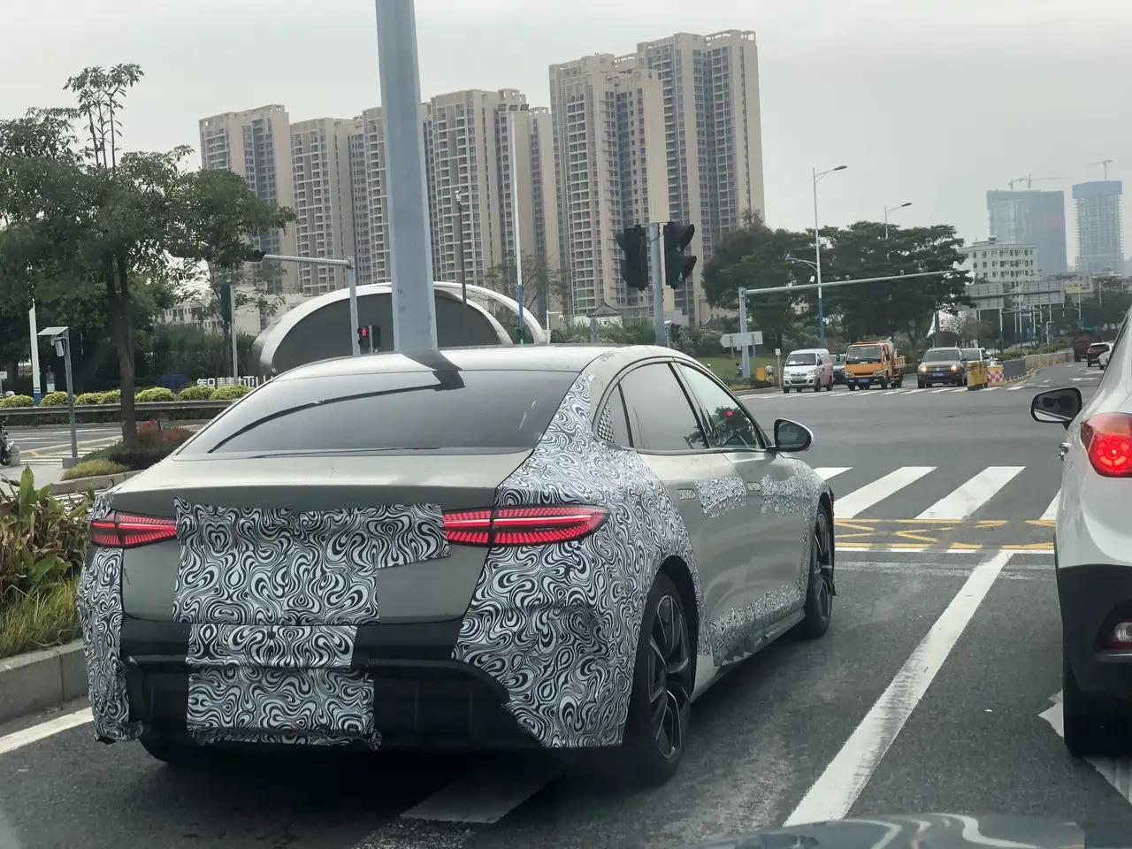 实车比申报图帅气不少，比亚迪海豹首张低伪装测试谍照曝光