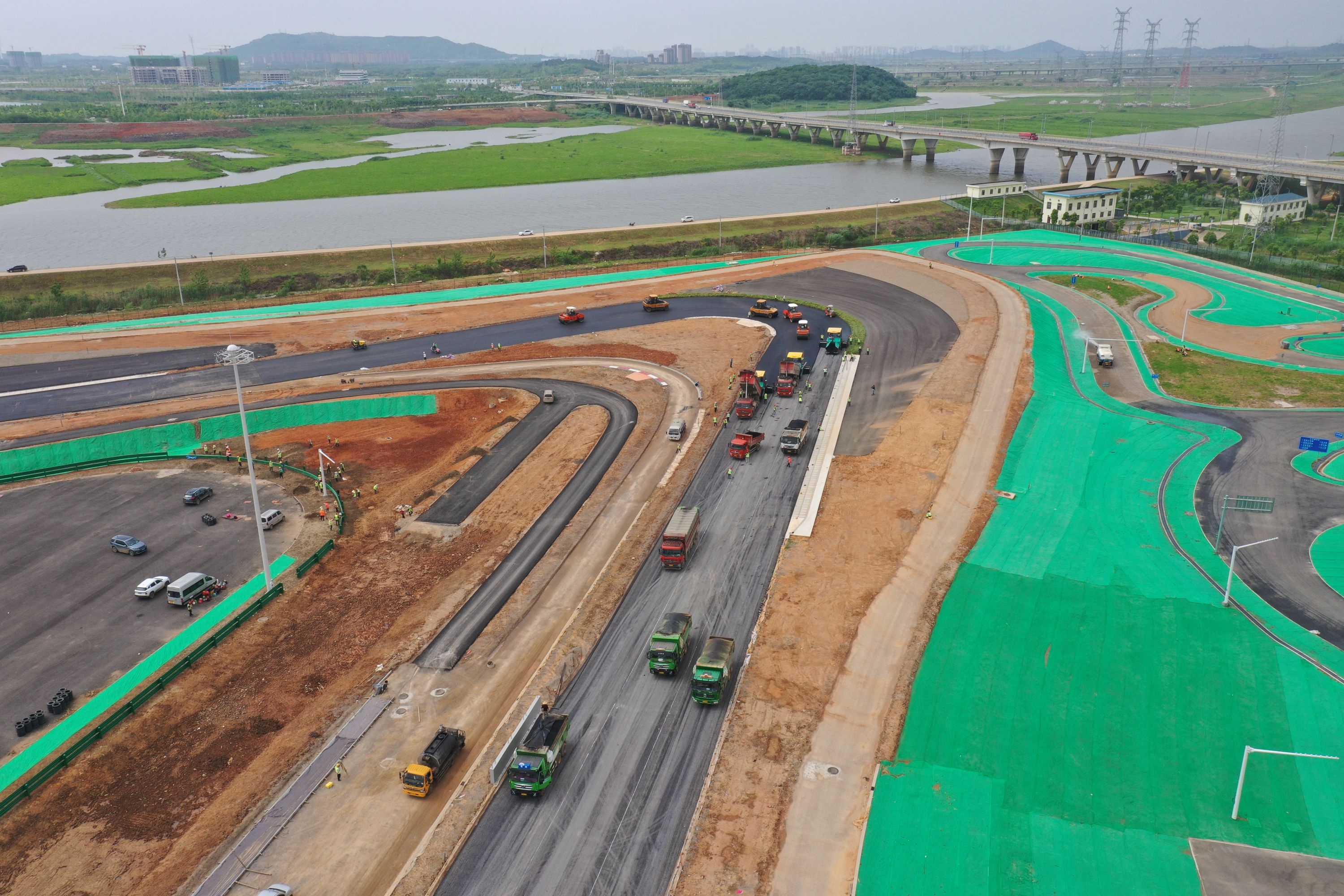 沥青开铺！中部地区首个国际赛车场进入建设最后阶段