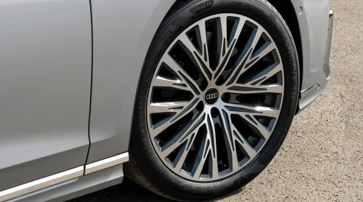 有望于年内上市，中期改款奥迪A8L 60TFSI e大量实拍图发布