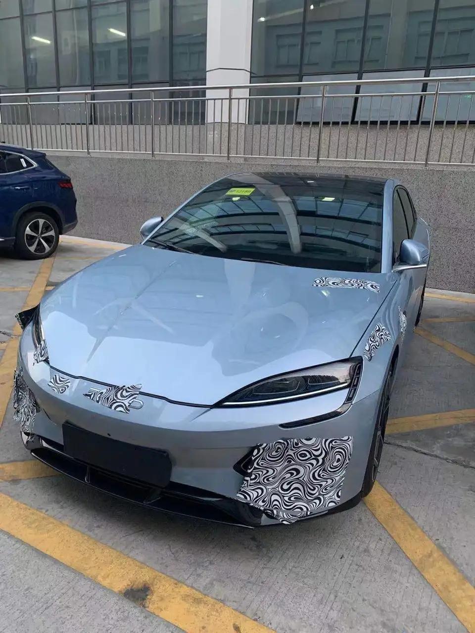 好像银色版颜值更高一些，比亚迪海豹无伪装街头实拍图曝光