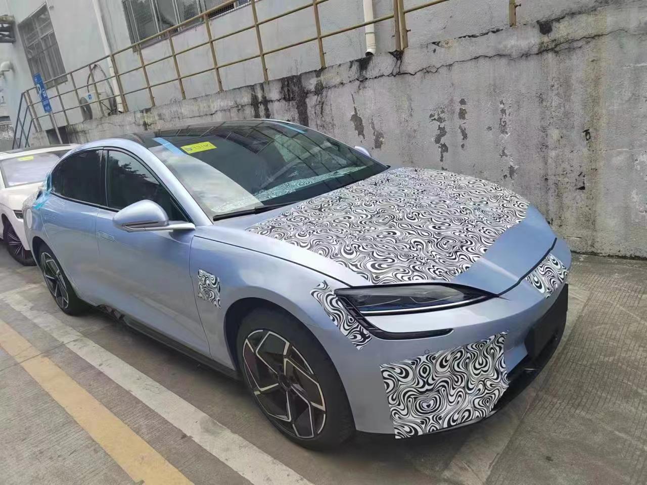 好像银色版颜值更高一些，比亚迪海豹无伪装街头实拍图曝光