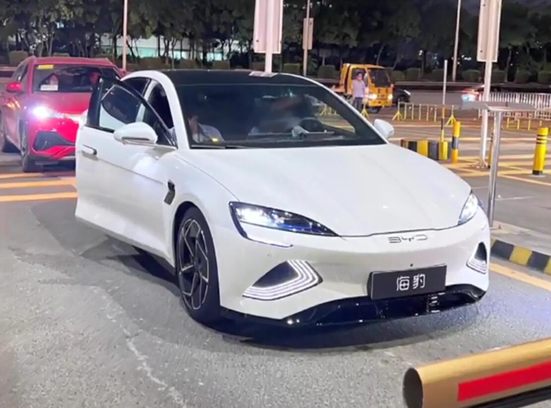 好像银色版颜值更高一些，比亚迪海豹无伪装街头实拍图曝光