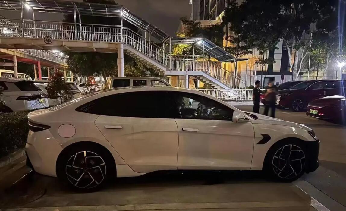 好像银色版颜值更高一些，比亚迪海豹无伪装街头实拍图曝光