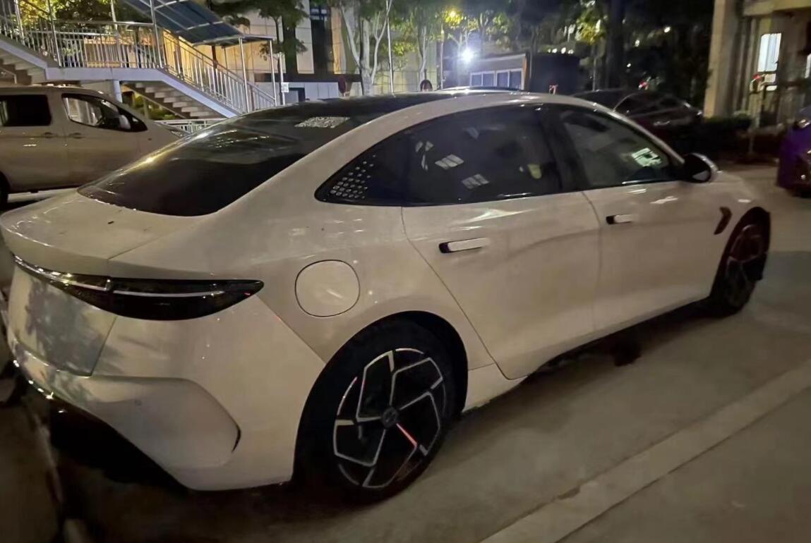 好像银色版颜值更高一些，比亚迪海豹无伪装街头实拍图曝光