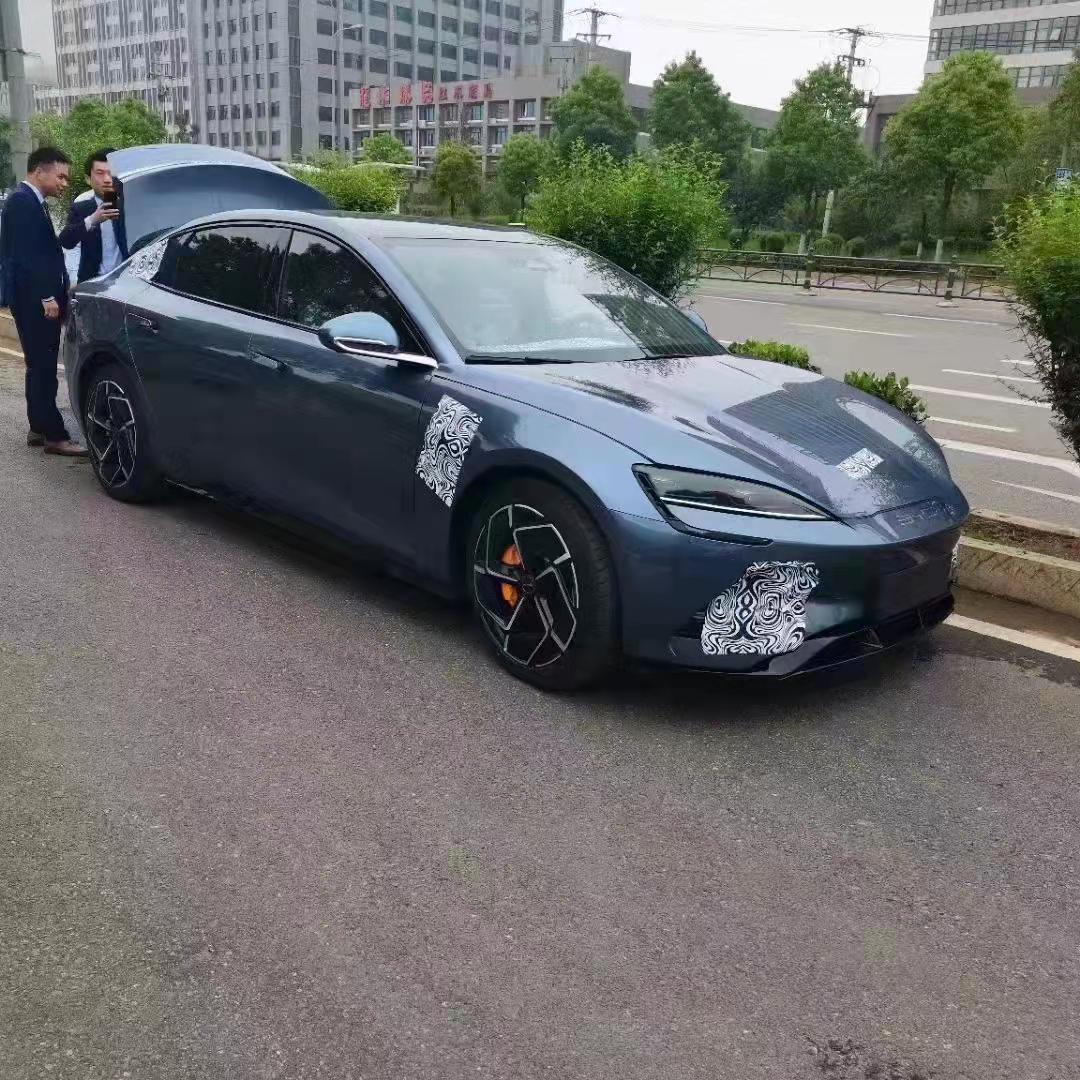外观色彩丰富，内饰黑白撞色，比亚迪海豹最新测试谍照曝光