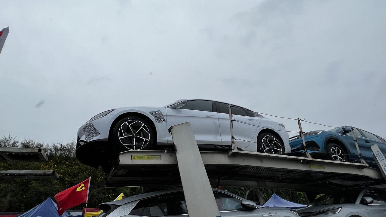 外观色彩丰富，内饰黑白撞色，比亚迪海豹最新测试谍照曝光