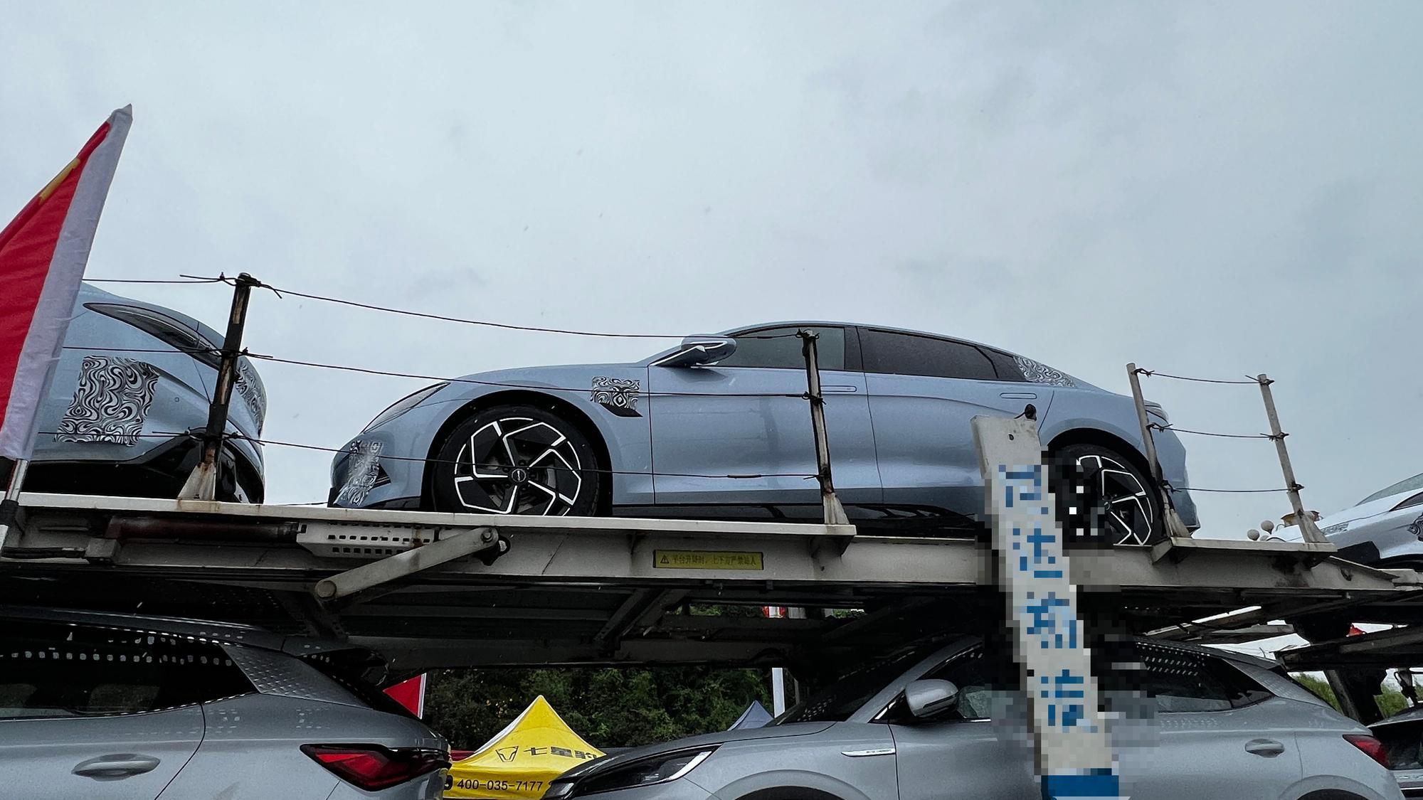 外观色彩丰富，内饰黑白撞色，比亚迪海豹最新测试谍照曝光