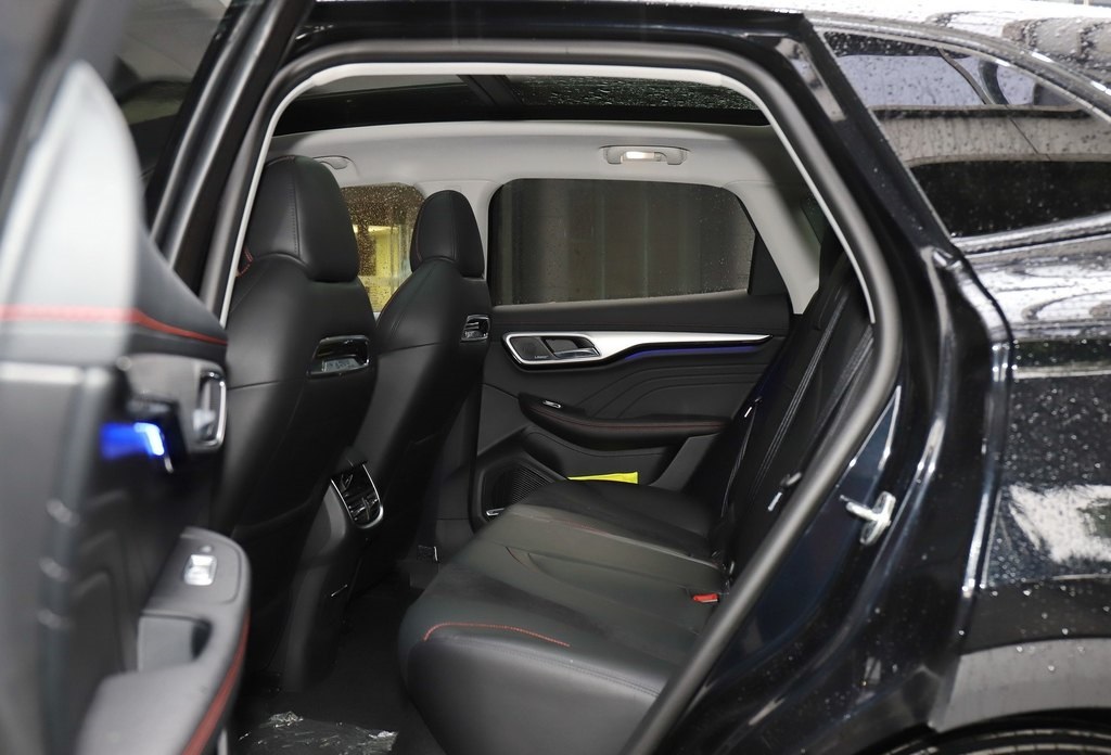 中型SUV“新选择”，配19.4英寸大屏+隔音玻璃，飞凡MARVEL R解析