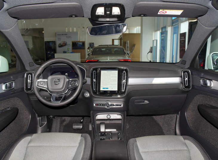新款沃尔沃XC40实车到店 全系标配2.0T+48V